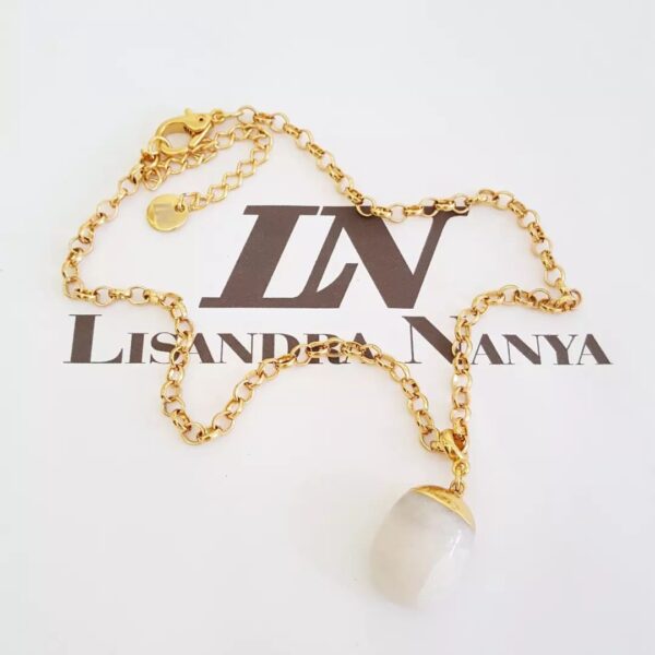 Colar Choker Dourado Corrente Aço Banho Ouro Português-130 Pingente Pedra Rolada Quartzo Branco 38cm